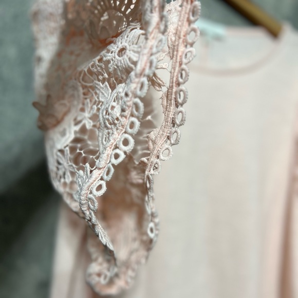 Nice top with lace detail sleeves - Picture 11 of 13